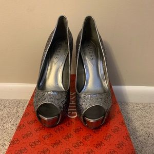 Guess silver/metallic textured heels, size 6